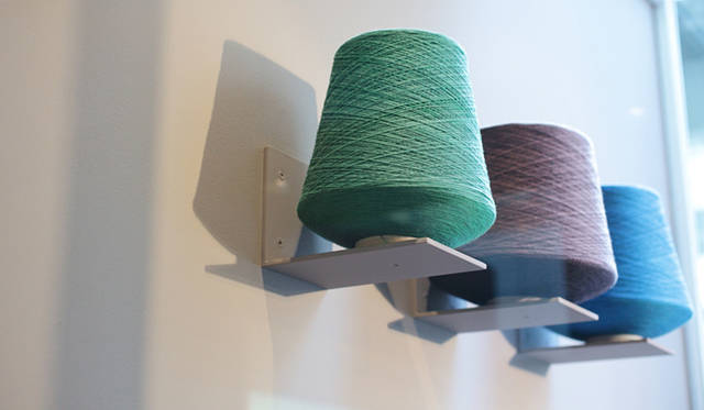 <strong>LOOPWHEELER｜ループウィラー　ルモアズ別注パーカついに完成！</strong><br />綿は植物なので、おなじ畑だからといって去年とまったくおなじ品質に育つわけではない、というのが鈴木氏の信条。ループウィラーでは製品のクオリティを一定に保つため、毎年綿の混合率を変えるなどして糸の仕上がりを調整するという。