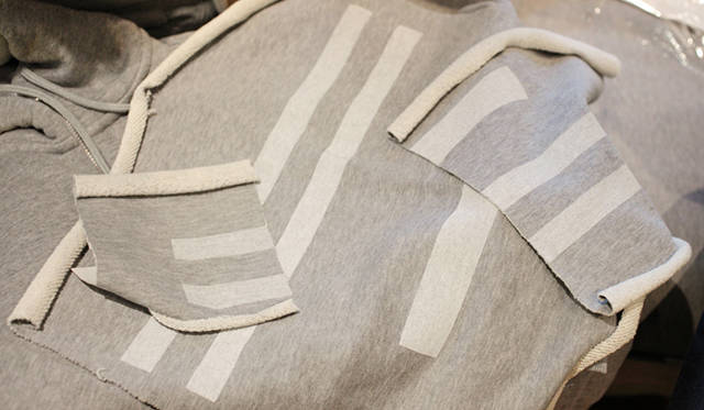 <strong>LOOPWHEELER｜ループウィラー　ルモアズ別注パーカついに完成！</strong><br />染み込んだような淡い発色を出すには、白のインクを薄く調合し、何度も重ねることで色を出すのだが、白が薄すぎても生地が吸ってしまい色が出ない。調合の加減を何度もやり直し、やっと納得のいく色が出せたのだと語る鈴木氏の苦労を、試刷り（サンプル）の数が物語る（この日見たサンプルはほんの一部）。