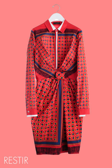 <strong>RESTIR｜リステア</strong>　ヴィンテージプリントのワンピースは、一枚でインパクトのあるアイテム。フロントのデザインも個性的。ワンピース27万1950円（VIONNET｜ヴィオネ）