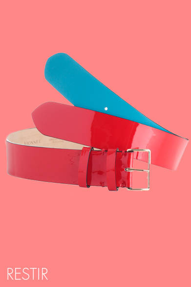 <strong>RESTIR｜リステア</strong>　鮮烈なレッドのパテントと、チラ見えするブルーのマットレザーとのコンビネーションがおもしろい。ベルト　4万2000円（VIONNET｜ヴィオネ）