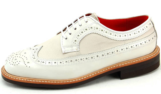<strong>REGAL Shoe&Co.</strong>　光沢感あるキップレザーとオックスフォード生地による絶妙なコンビネーションのフルブローグ。ホワイト×ホワイトは上品なたたずまい。3万9900円