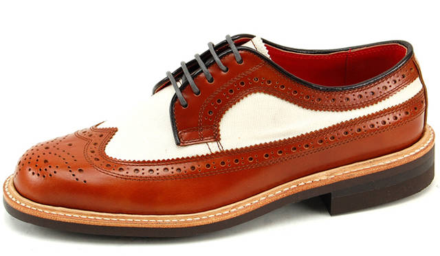 <strong>REGAL Shoe&Co.</strong>　クラシックなホワイト×ブラウンのコンビネーションを、光沢感のあるキップレザーとオックスフォード生地によって表現したフルブローグ。3万9900円