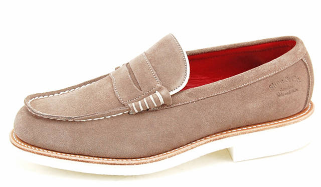 <strong>REGAL Shoe&Co.</strong>　ホワイトスエードレザーの普遍的なペニーローファーもホワイトソールに変更するだけで、いまっぽい雰囲気に様変わり。ブラックのガラスレザー×ブラックソールのドレッシーなタイプもある。2万9400円