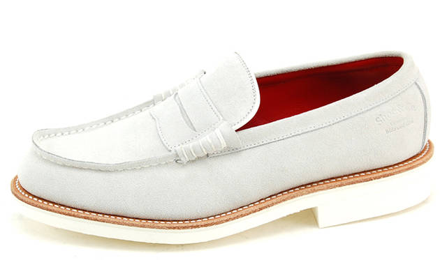 <strong>REGAL Shoe&Co.</strong>　ベージュのスエードレザーにホワイトのパイピングとステッチを施したペニーローファーは、クリーンな印象。革靴のような窮屈感がない一足。2万9400円