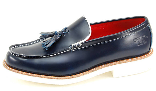 <strong>REGAL Shoe&Co.</strong>　キップレザーの上品なアッパーを、カジュアル感のあるホワイトソールで仕上げたタッセルローファー。ブラックのガラスレザー×ブラックソールのドレッシーなタイプもあり。シーンに応じて履きわけたい。2万9400円