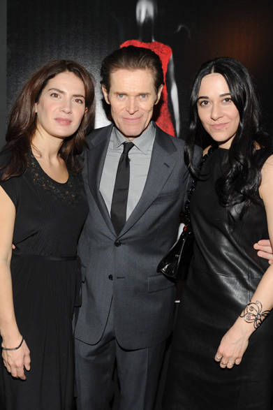 <strong>MIU MIU│ミュウミュウ　ニューヨークで『THE WOMAN DRESS』プレミア上映会を開催</strong><br />左からMaya Sansa（マヤ・サンサ）[女優]、Willem Dafoe（ウィレム・デフォー）[俳優]、Giada Colagrande（ジアダ・コラグランデ）