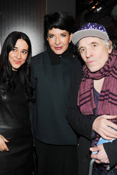 <strong>MIU MIU│ミュウミュウ　ニューヨークで『THE WOMAN DRESS』プレミア上映会を開催</strong><br />左からGiada Colagrande（ジアダ・コラグランデ）、Marina Abramovic（マリーナ・アブラモヴィッチ）[アーティスト]、Abel Ferrara（アベル・フェラーラ）[映画監督]