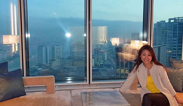 <strong>SAKURA｜第22回 おこもりステイ──都会のオアシス</strong>　今回のステイプランのお部屋の窓越しに撮影。日本ではないみたい？