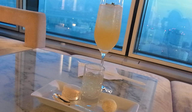 <strong>SAKURA｜第22回 おこもりステイ──都会のオアシス</strong>　「ビューティステイプラン」のコンセプトにあったウエルカムドリンクとデザート！ デザートはゼリーレモンとハチミツのゼリー。シャンパンガナッシュ入りのシャンパントリュフのチョコレート。蜂蜜のバタークリームをサンドしたマカロン。