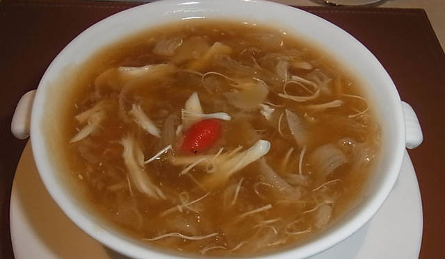 <strong>SAKURA｜第22回 おこもりステイ──都会のオアシス</strong>　上質なコラーゲンが摂取できるふかひれと蟹肉入り醤油スープ。