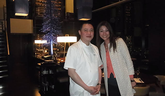 <strong>SAKURA｜第22回 おこもりステイ──都会のオアシス</strong>　『チャイナブルー』の料理長アルバート・ツェ（謝 偉城）氏と。