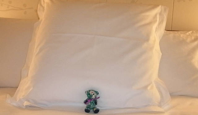 <strong>SAKURA｜第22回 おこもりステイ──都会のオアシス</strong>　ターンダウンサービスとして置かれる和柄のテディ（コンラッド東京ベア）が待っててくれる？