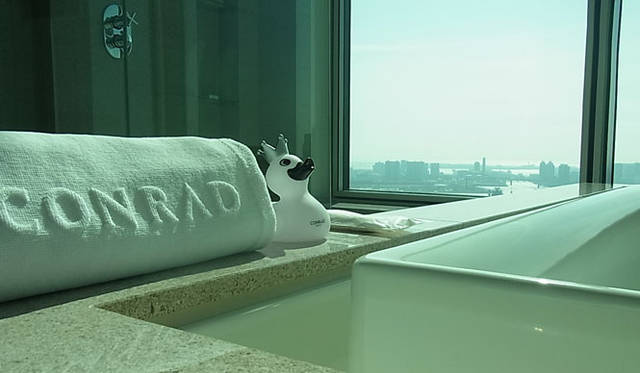 <strong>SAKURA｜第22回 おこもりステイ──都会のオアシス</strong>　こちらは、ロイヤルスィートのお部屋のバス！　ここにもチョコンとコンラッドキングダックが。