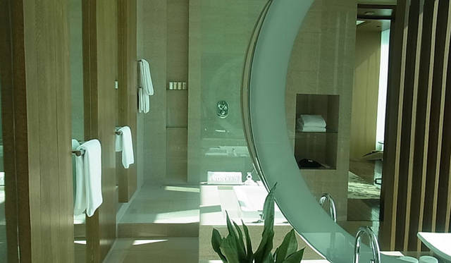 <strong>SAKURA｜第22回 おこもりステイ──都会のオアシス</strong>　せっかくなので、ロイヤルスイートのバスルーム空間をご紹介！