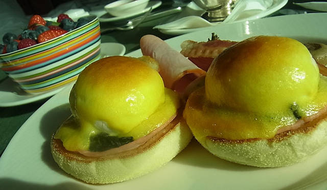 <strong>SAKURA｜第22回 おこもりステイ──都会のオアシス</strong>　朝ご飯に選んだ、人気のエッグベネフィクトは絶品！　ポコッとした卵が絵になります。