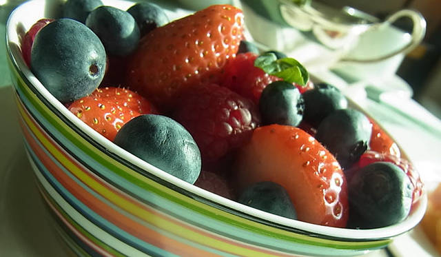 <strong>SAKURA｜第22回 おこもりステイ──都会のオアシス</strong>　カラフルなイッタラの器に盛られたフルーツが華やか！