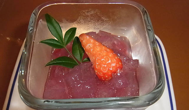 <strong>SAKURA｜第22回 おこもりステイ──都会のオアシス</strong>　前夜のディナーのあとに、4月から導入されるあたらしい桜とイチゴのデザートを試食！