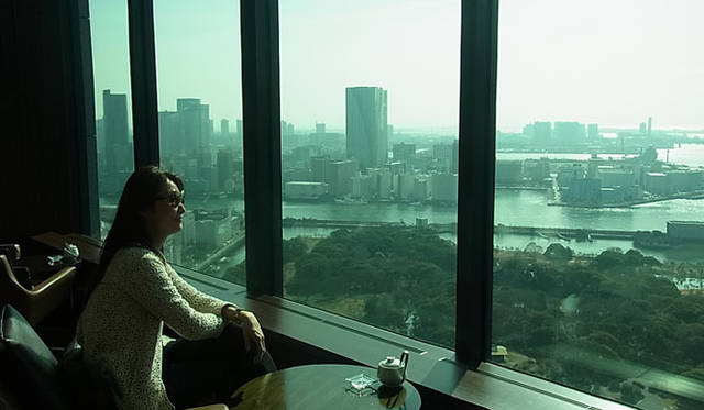 <strong>SAKURA｜第22回 おこもりステイ──都会のオアシス</strong>　28階のラウンジにて。