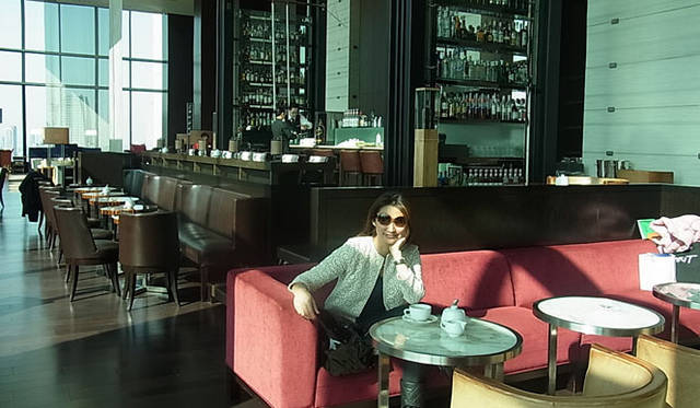 <strong>SAKURA｜第22回 おこもりステイ──都会のオアシス</strong>　暖炉の前のラウンジソファで午前中のコーヒータイムもいいですよ。