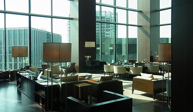 <strong>SAKURA｜第22回 おこもりステイ──都会のオアシス</strong>　夜は生演奏が入って、シックで落ち着いた大人のバータイムに。