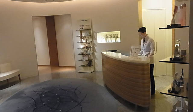 <strong>SAKURA｜第22回 おこもりステイ──都会のオアシス</strong>　イタリアのライフスタイルコスメブランドである、「コンフォートゾーン」を主に扱うメニューが充実。バニラとローズのトランキュリティオイルいいですよ。お部屋のアメニティはイタリア発の「ACCA KAPPA」。