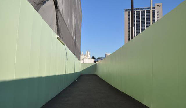 <b>塚田有一│みどりの触知学</b>　仮囲いの道