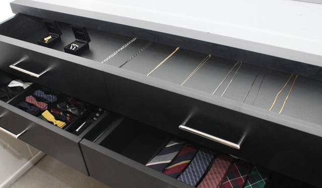 <strong>JOHN LAWRENCE SULLIVAN│ジョン ローレンス サリバン</strong>　ショップリニューアルオープン　アクセサリー類のディスプレイ。