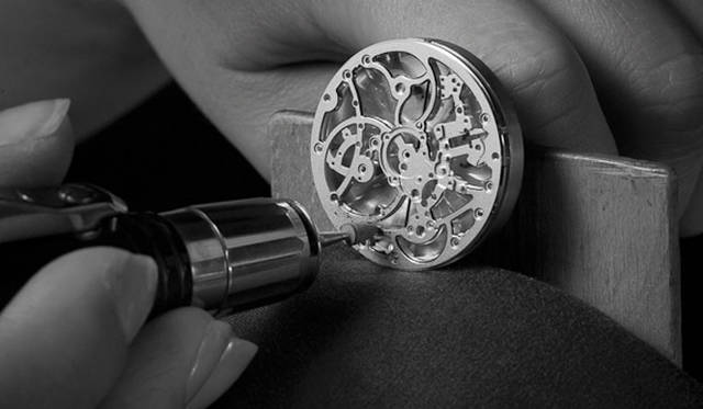 <strong>PIAGET｜ピアジェ</strong> ムーブメントの繊細な組み立て。