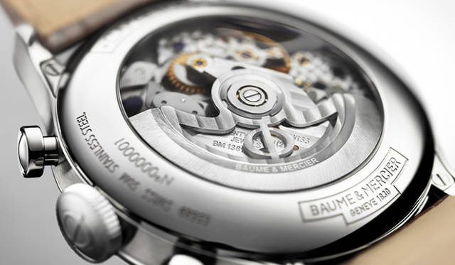 <strong>BAUME & MERCIER｜ボーム＆メルシエ</strong> シースルーバックから見えるムーブメントの仕上げの美しさも、特筆に値する。