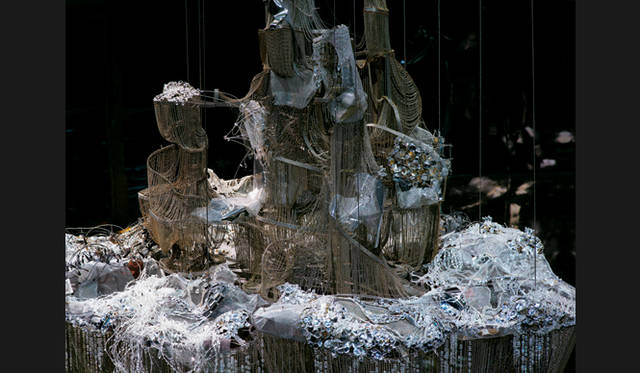 <strong>イ・ブル展｜『私からあなたへ、私たちだけに』</strong> 《ブルーノ・タウトに倣って（物事の甘きを自覚せよ）》（部分）／2007年／ビーズ、ステンレススチール、金網、ポリ塩化ビニル、チェーン／258×200×250cm／展示風景：「すべての新しい影の上に」カルティエ現代美術財団、パリ／所蔵：ギャルリー・タデウス・ロパック、ザルツブルグ／パリ／Photo: Patrick Gries／Photo courtesy: Fondation Cartier pour l’art contemporain, Paris