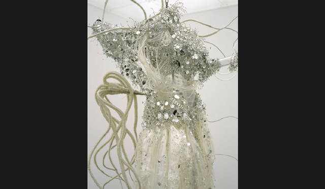 <strong>イ・ブル展｜『私からあなたへ、私たちだけに』</strong> 《出現》（部分）／2001年／ビーズ、ポリウレタン、強化プラスチック、ステンレススチール／300×100×150cm／展示風景：「リアル・ユートピア～無限の物語」金沢21世紀美術館所蔵：金沢21世紀美術館／撮影：中道 淳／ナカサアンドパートナーズ