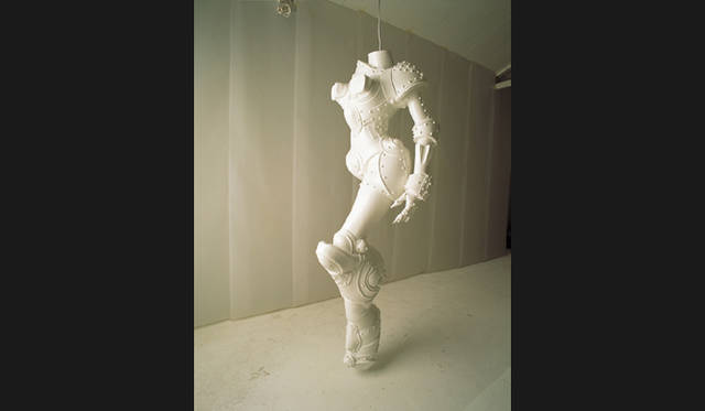 <strong>イ・ブル展｜『私からあなたへ、私たちだけに』</strong> 《サイボーグ W1》／1998年／シリコン、ポリウレタン、塗料用顔料／185×56×58cm／所蔵：アートソンジェ・センター、ソウル／Photo: Yoon Hyung-moon／Photo courtesy: Studio Lee Bul