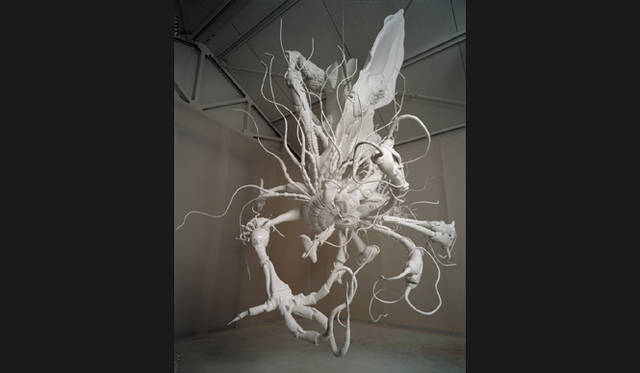 <strong>イ・ブル展｜『私からあなたへ、私たちだけに』</strong> 《アマリリス》／1999年／ポリウレタンパネル、アルミニウム、エナメル塗料／210×120×180cm／所蔵：アラリオ・コレクション、ソウル／Photo: Rhee Jae-yong／Photo courtesy: Studio Lee Bul