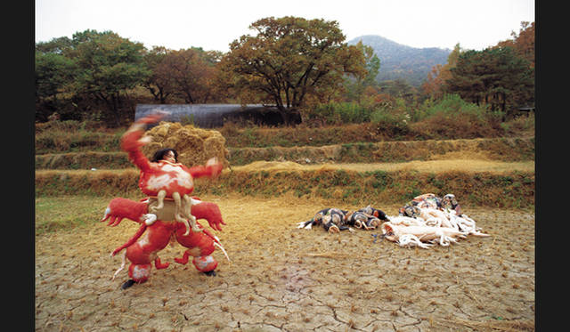 <strong>イ・ブル展｜『私からあなたへ、私たちだけに』</strong> 《切望》／1989年／屋外パフォーマンス、長興（チャンフン）、韓国／Photo courtesy: Studio Lee Bul