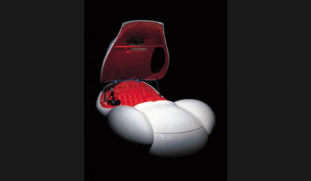 <strong>イ・ブル展｜『私からあなたへ、私たちだけに』</strong> 《リヴ・フォーエヴァーII》／2001年／ファイバーグラス製カプセル、防音素材、皮、電子機器／254×152×96.5cm／所蔵：金沢21世紀美術館／Photo: Will Brown／Photo courtesy: Fabric Workshop and Museum, Philadelphia