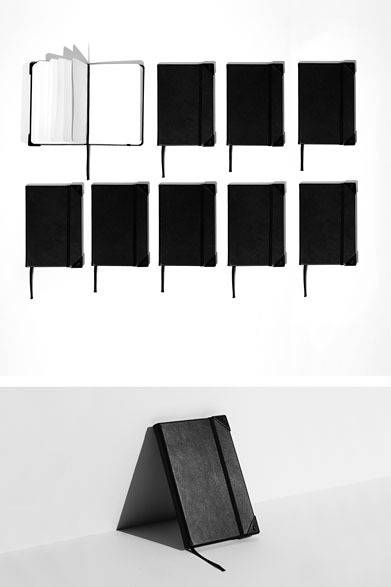 レザー（背表紙）に金箔の縁取りのノート。表紙にはSLGアイコンのメタルコーナー付き。[H15.25×W10.15cm] 5775円