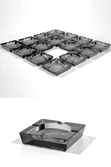 スモークガラスにロゴの彫刻入り灰皿 1万500円