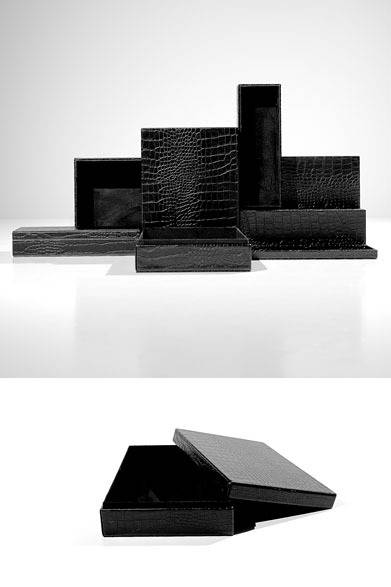 クロコダイルの型押しレザーボックス。小／6825円 [H30.5×W10.15cm]、大／8400円 [H30.5×W22.9cm]