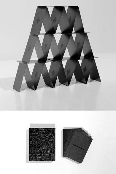 クロコダイルの型押しレザーボックス付きの マットブラックのトランプ 5775円