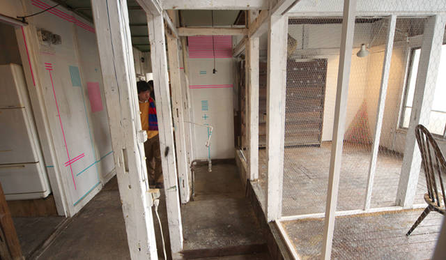 <strong>ART｜築50年の木造アパート全体がアート空間に！　萩荘の最後を飾る『ハギエンナーレ2012』</strong>　©大和田龍夫