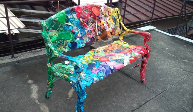 <strong>「project in PROJECTS」</strong>　<strong>淀川テクニック</strong>　このようにゴミで作成された椅子が展示販売される。courtesy of YUKARI ART