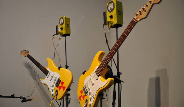 <strong>「project in PROJECTS」</strong>　<strong>山川冬樹</strong>　「原子ギター 初号機/弐号機 ストラトキャスタータイプ」 2011　©Creative Commons Attribution 3.0 Unported Licence