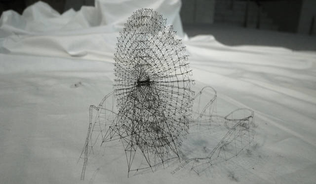 <strong>「project in PROJECTS」</strong>　<strong>岩崎貴宏</strong>　「アウトオブディスオーダー（コスモワールド）」 2011年 髪の毛、埃  ヨコハマトリエンナーレ2011での展示風景。