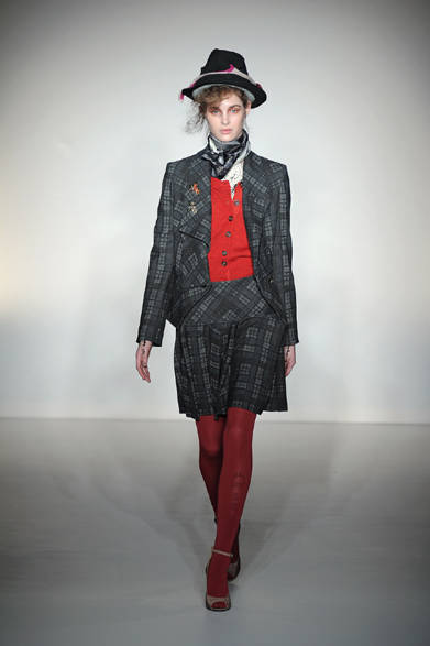 <strong>Vivienne Westwood RED LABEL｜ヴィヴィアンウエストウッド レッドレーベル</strong>　2012-13年秋冬コレクション速報