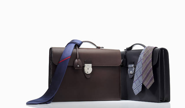 <strong>GUCCI｜グッチ　クラシックを着こなす、グッチのあらたなビジネススタイル</strong>　ブリーフケース　34万1250円、シルクタイ　各2万1000円