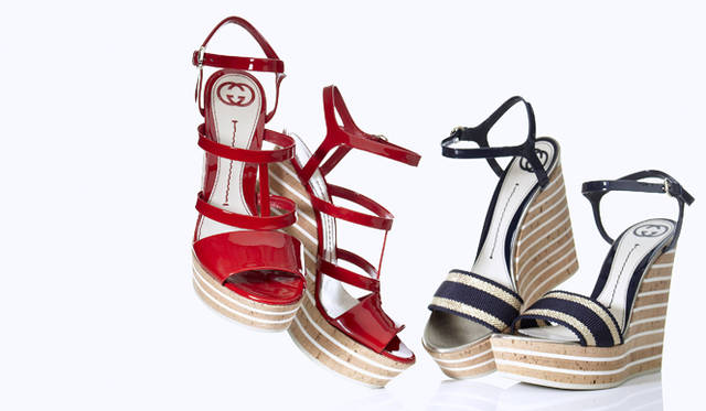 <strong>GUCCI｜グッチ　春の街に軽やかに駆け出す、グッチの新作サンダル</strong>　左からパテントアンクルストラップサンダル 8万9250円 [10.5cm]、アンクルストラップサンダル 7万5600円 [10.5cm]