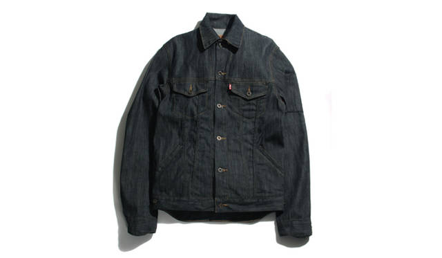 　リーバイス®コミューターのアイデンティティが集約されたトラッカージャケット。抗菌性と防水性に優れたデニム素材を使用するなど機能性が随所に配される。あらゆるスタイルにはまるインディゴ1色での展開。1万4700円
