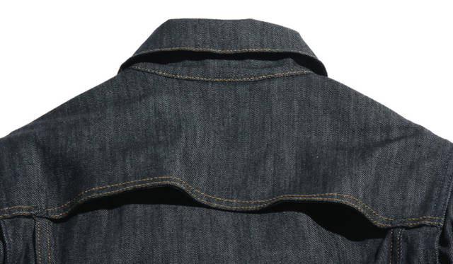 　汗を逃し、通気性の高いベンチレーション機能をほどこしたバックヨーク。