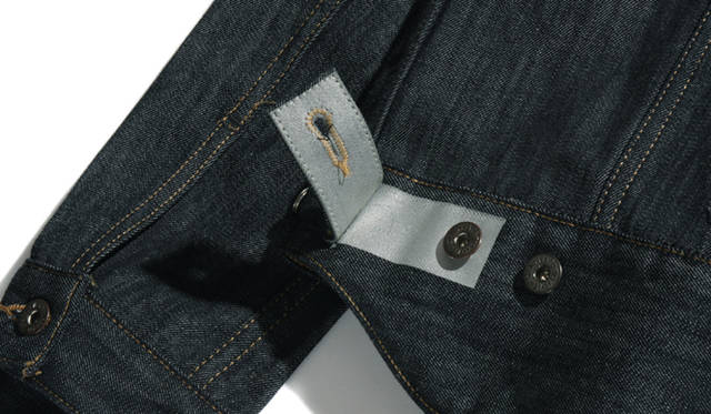 　バックのサイドタブの裏面は、暗闇の中での視認性も高いリフレクター素材。