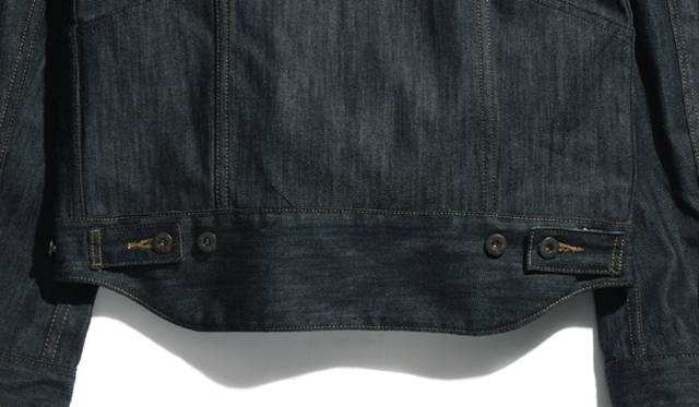 　後ろ裾を少し長めに設定することで、前傾姿勢でも背中がまる見えになることもない。